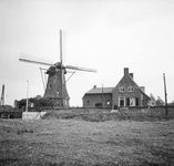 843091 Gezicht op de Garstermolen (Vreelandseweg 59) te Nigtevecht; met rechts de voorgevel van het huis Vreelandseweg ...